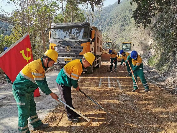 践初心 暖民心——景谷必发集团组织党员义务修路活动